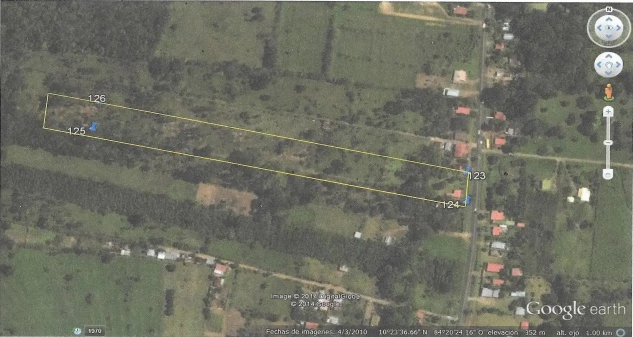 Vista aérea de la finca delimitada: 38.6 m de frente a la calle y 566 m de fondo (imagen Google Earth)