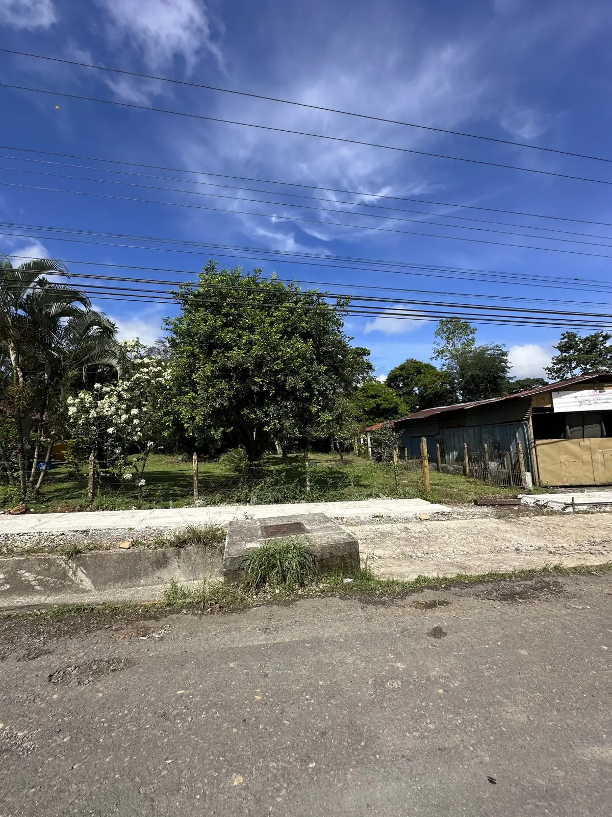 Frente de la finca sobre calle pública con electricidad