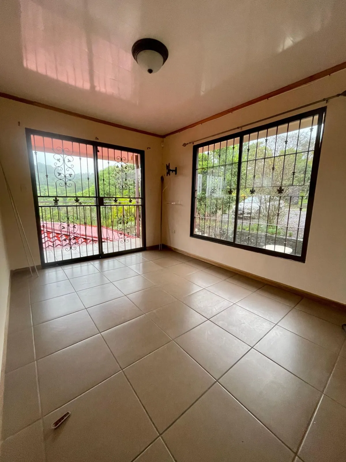 Cuarto con ventanales y salida al balcón