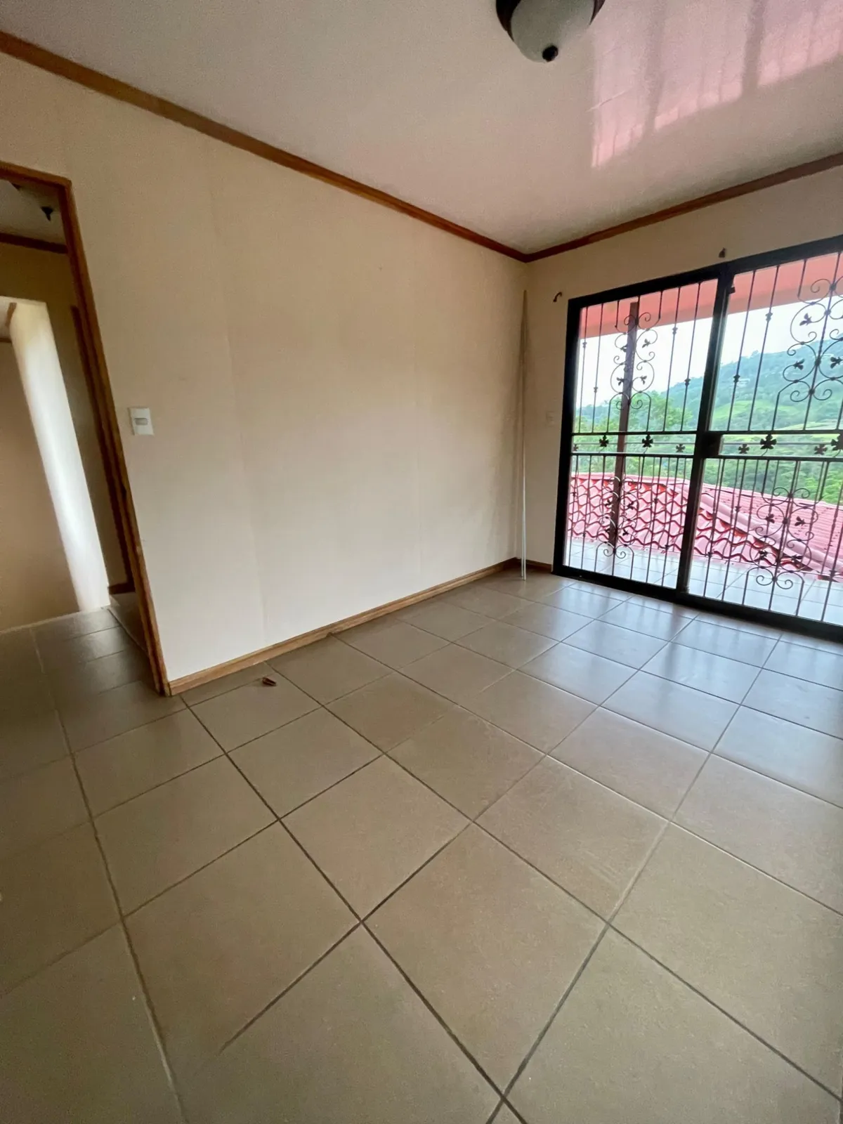 Cuarto luminoso con piso de cerámica