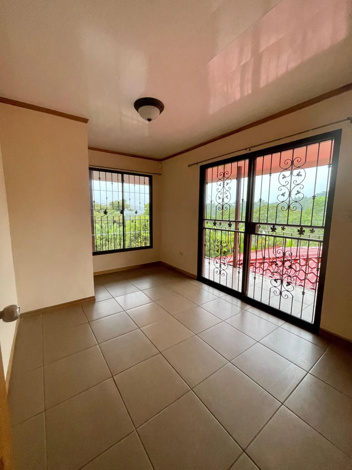 Habitación con ventanas hacia la naturaleza