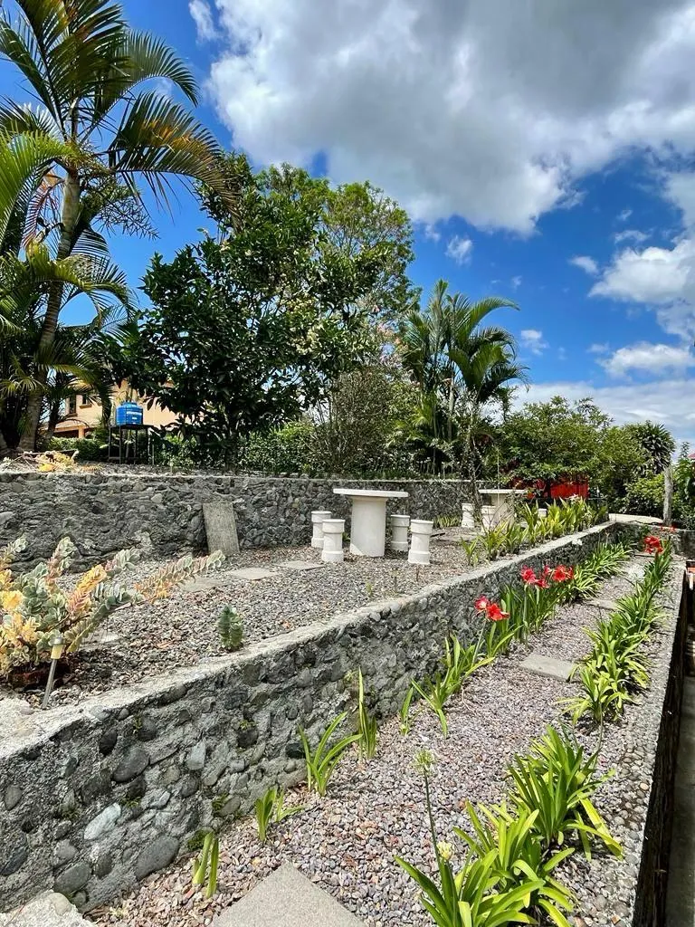 Jardines con flores y zona de descanso