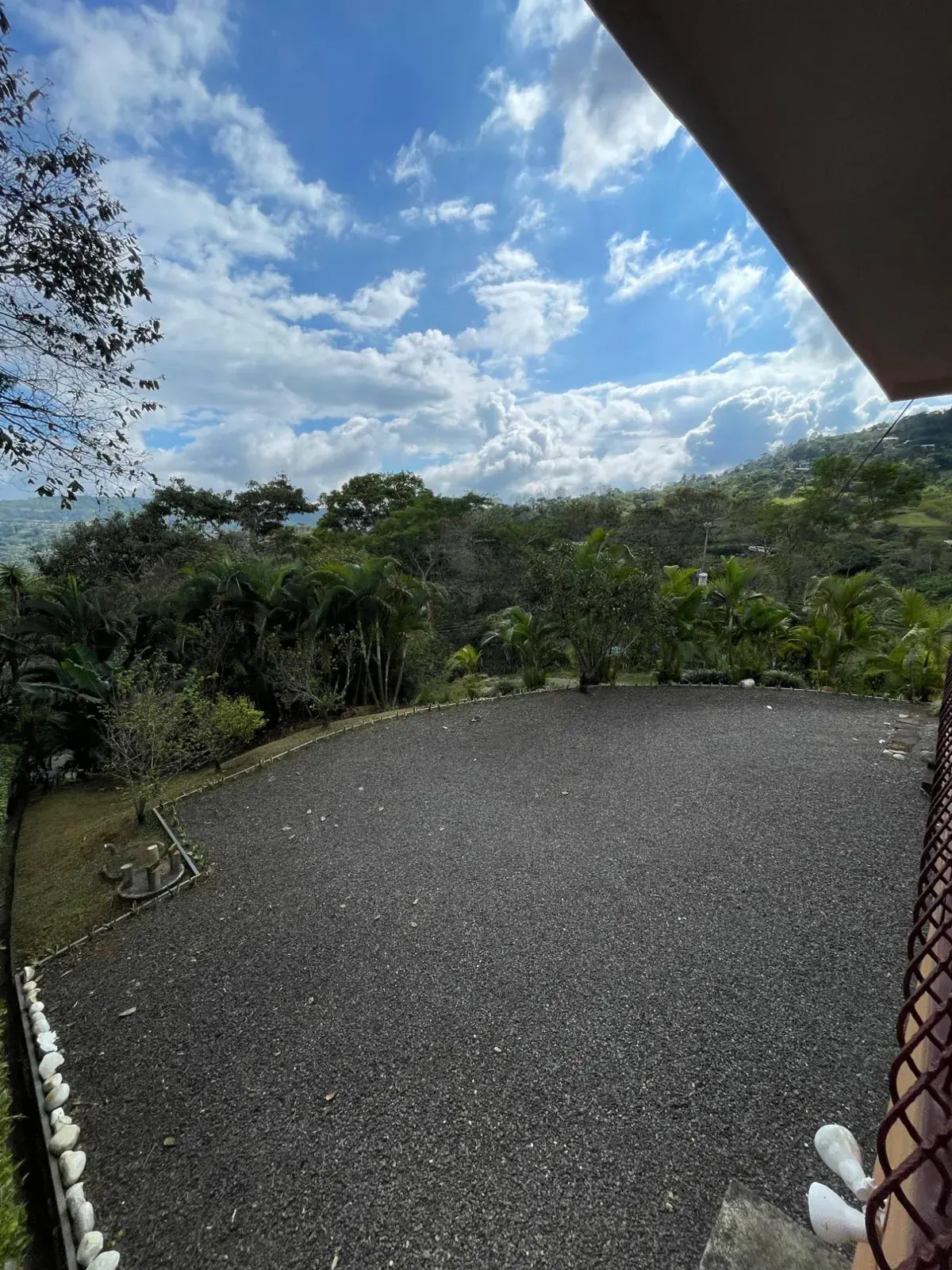 Amplio parqueo con vista al valle