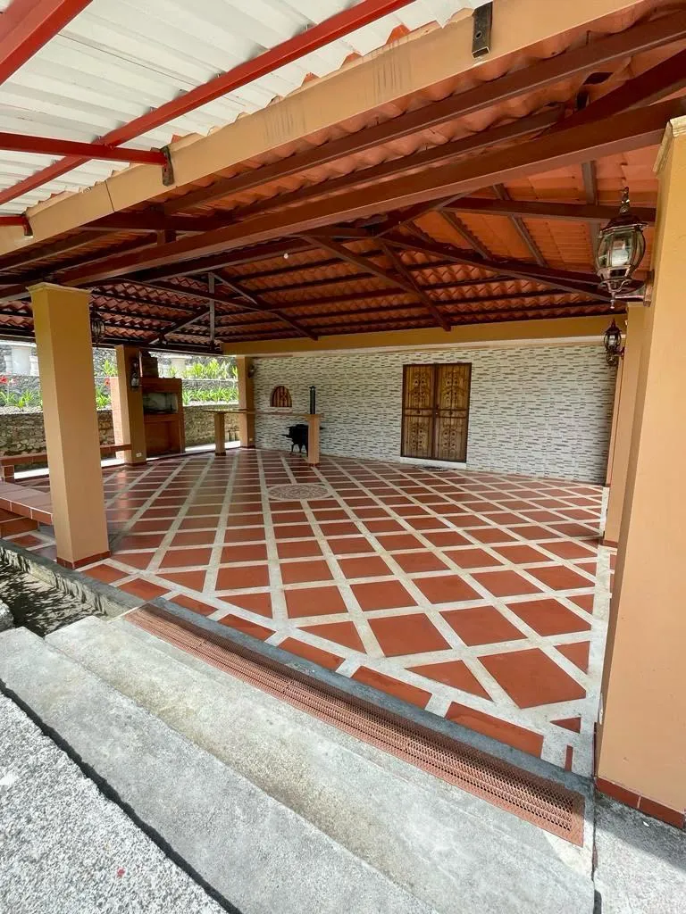 Rancho social con parrilla, barra y pérgola