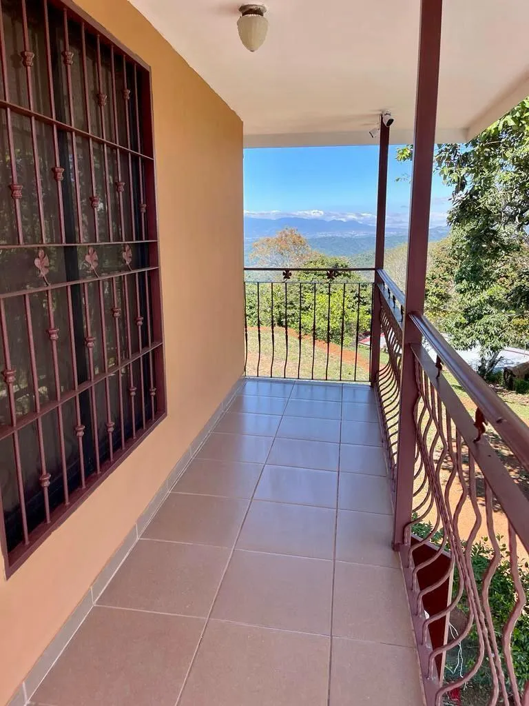 Balcón con vista a las montañas de Puriscal