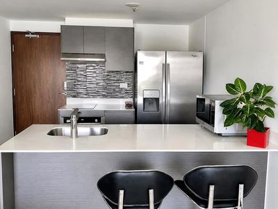Cocina equipada con barra y refrigeradora