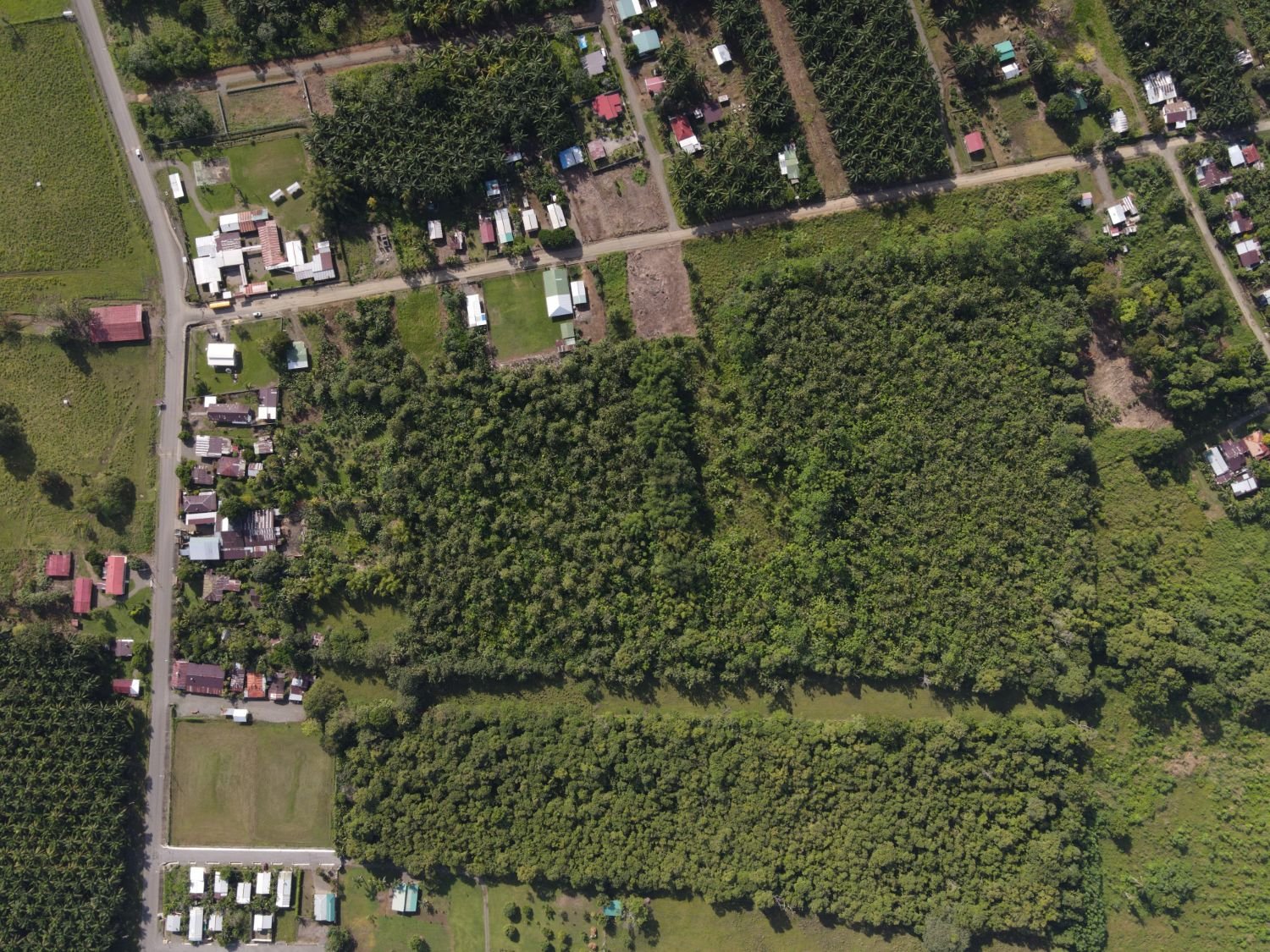 Vista aérea del terreno y su entorno: calle, casas, plaza y escuela de Cañaza