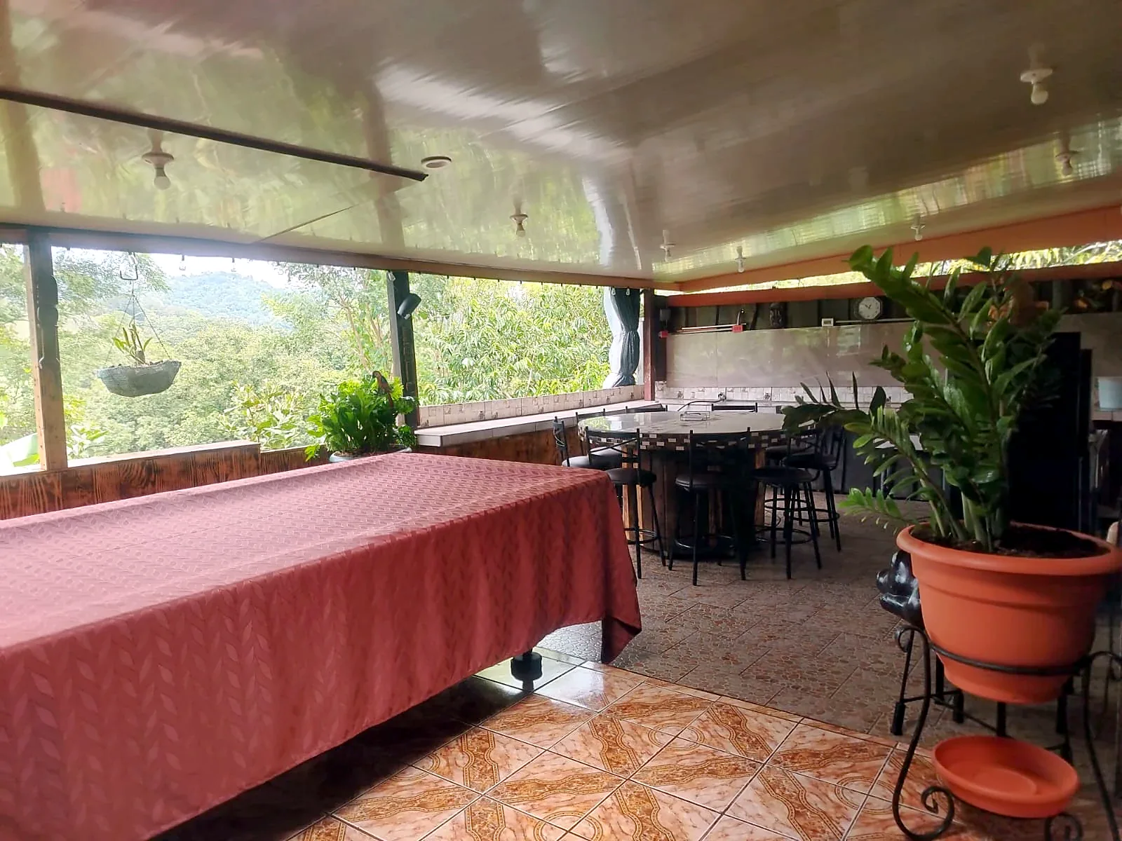 Terraza techada con vista a las montañas