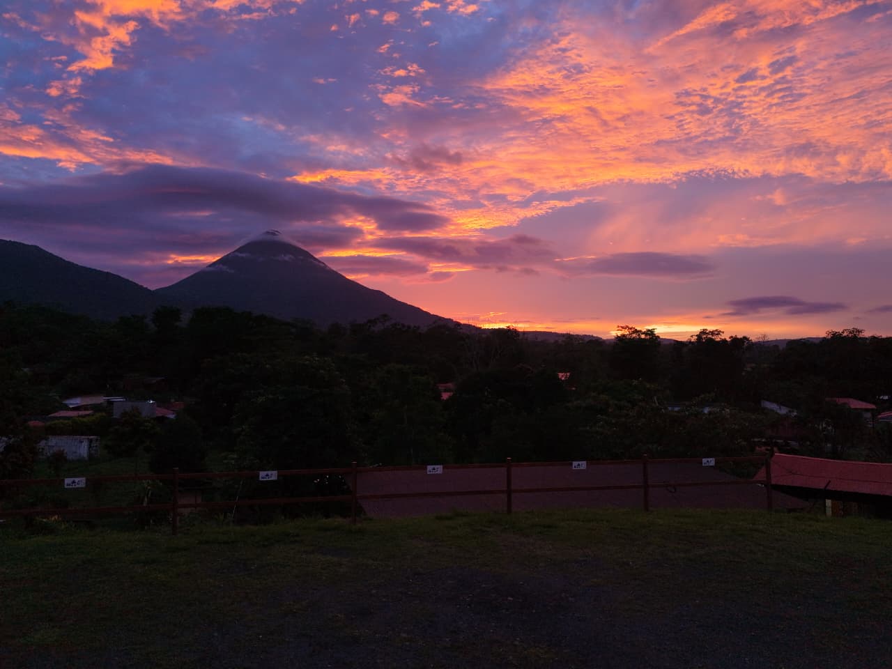 Atardecer sobre el Volcán Arenal — Sueños Arenal, Jaurí