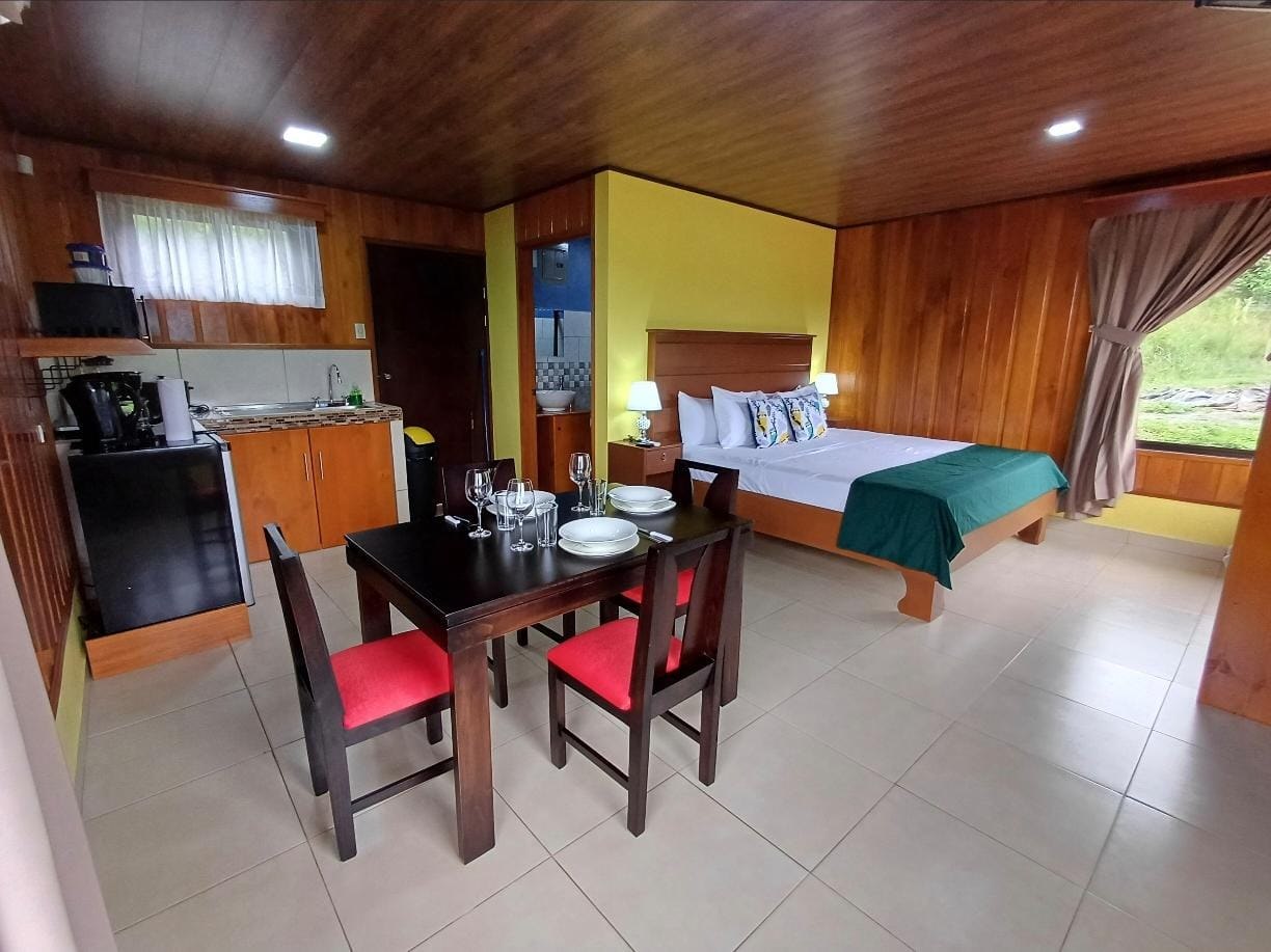 Interior de cabina — comedor y cocina equipada