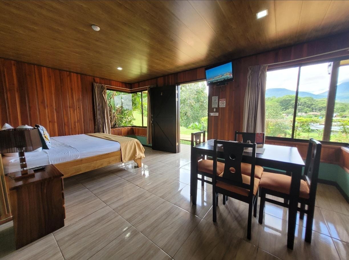 Interior de cabina — habitación con vista a la montaña