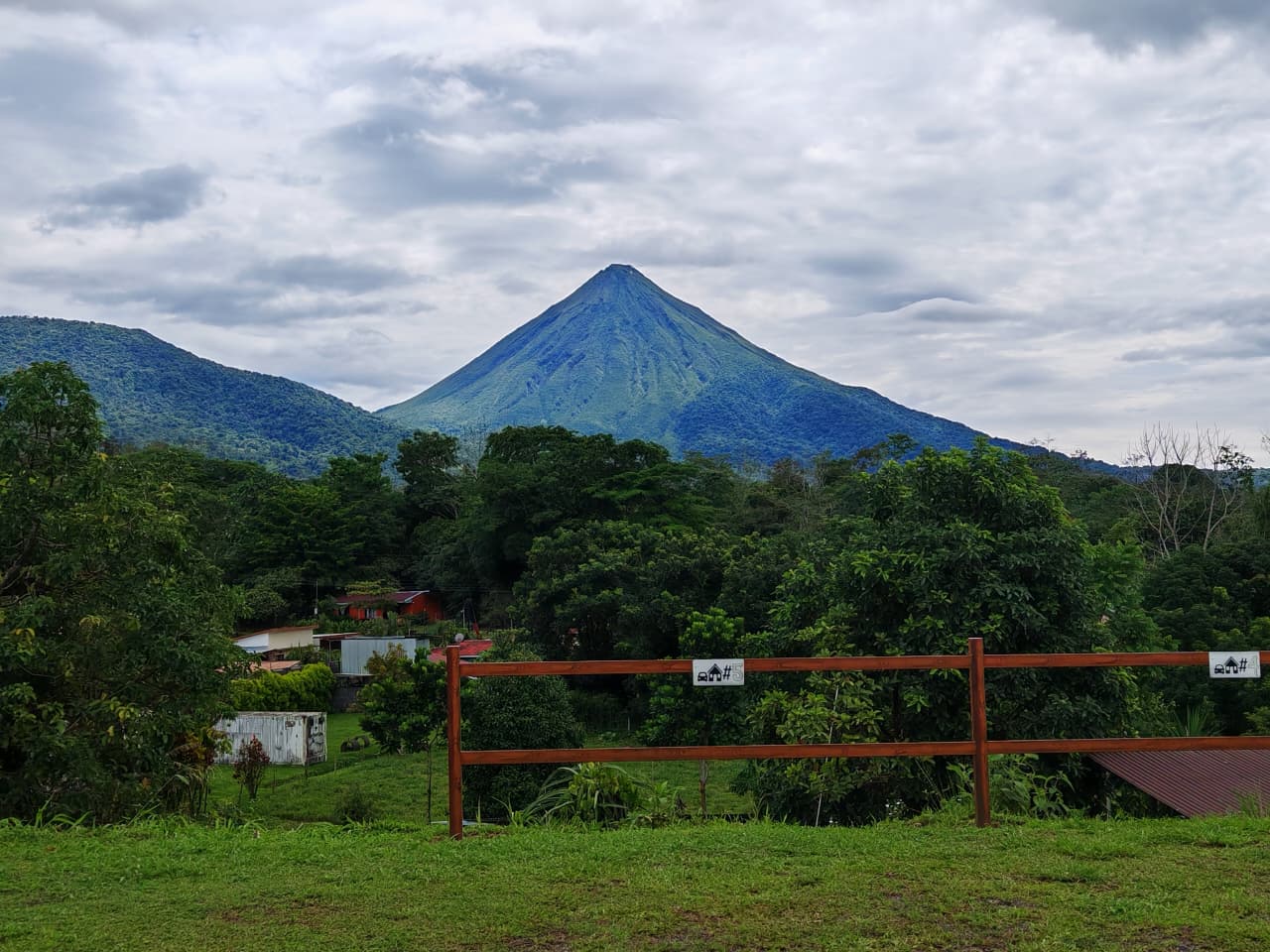 Volcán Arenal despejado desde la propiedad