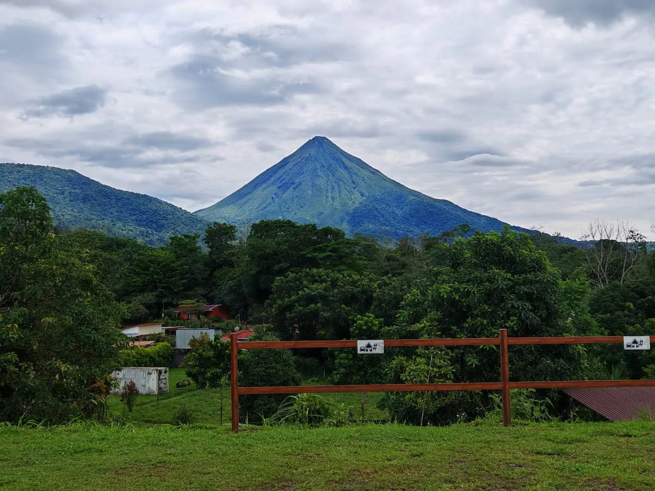 Volcán Arenal despejado desde la propiedad