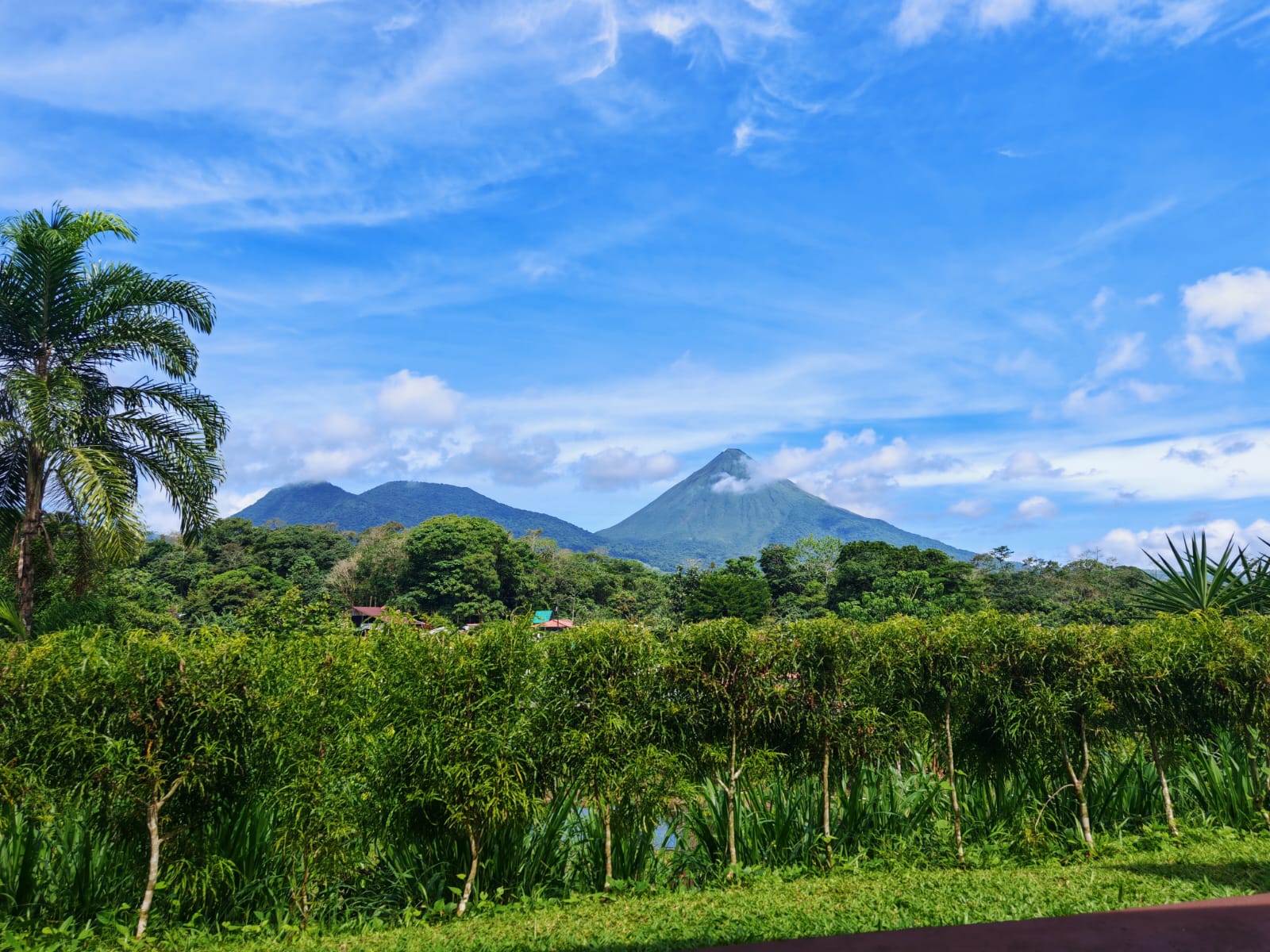 Volcán Arenal en día despejado, vista desde la propiedad